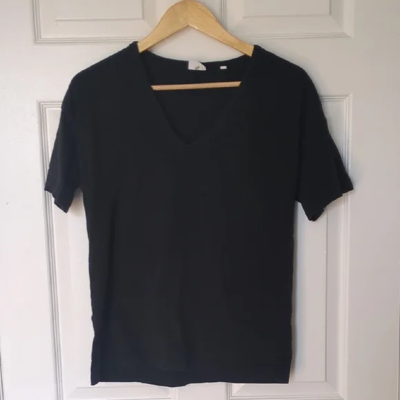 KOTN Leisure V-neck Tee Black, size XS - Picture 3 of 6